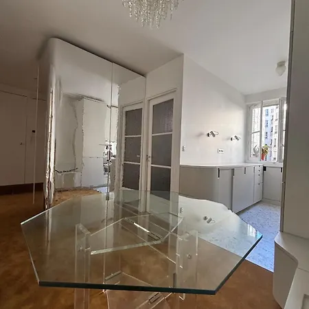 Classic Parisian Charm Meets 70s Design - 2br Paříž