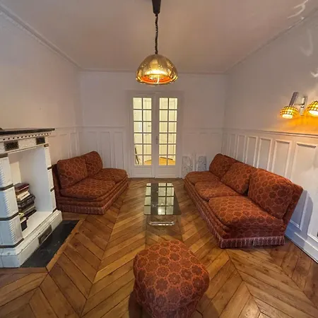 Classic Parisian Charm Meets 70s Design - 2br Paříž