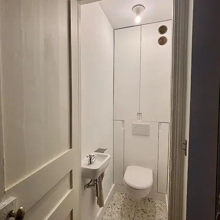 Apartmán Classic Parisian Charm Meets 70s Design - 2br