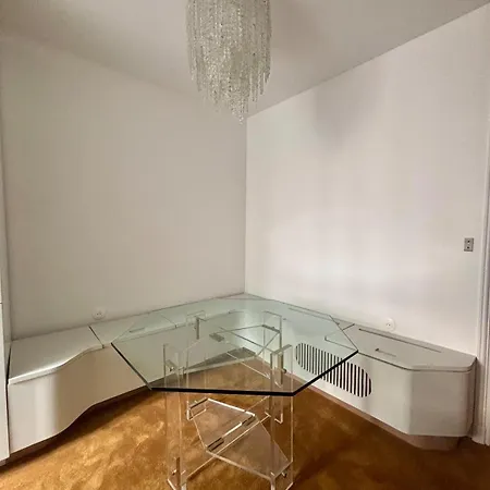 Classic Parisian Charm Meets 70s Design - 2br Paříž