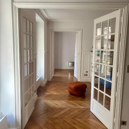 Classic Parisian Charm Meets 70s Design - 2br *