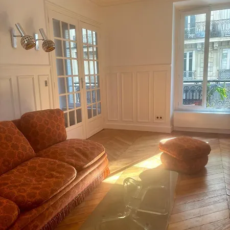Classic Parisian Charm Meets 70s Design - 2br *