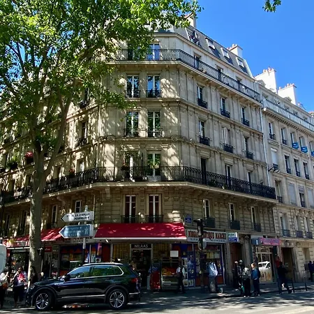 Apartmán Classic Parisian Charm Meets 70s Design - 2br