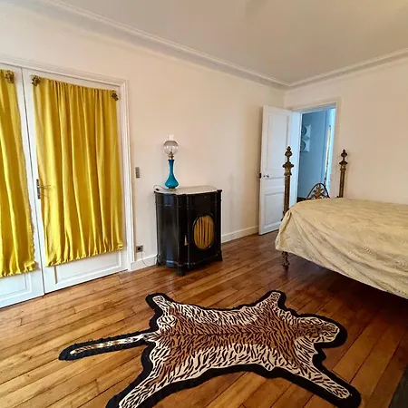 Classic Parisian Charm Meets 70s Design - 2br * Paříž