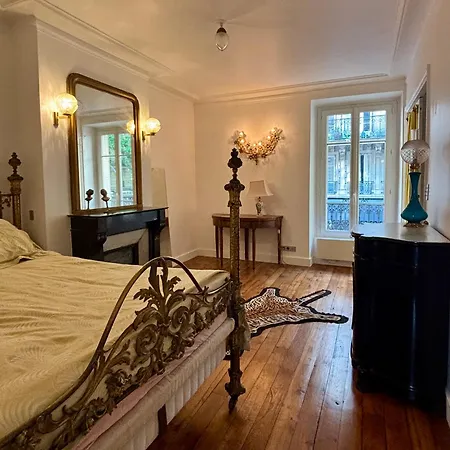 Apartmán Classic Parisian Charm Meets 70s Design - 2br *